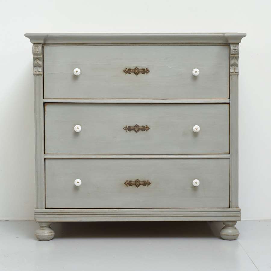 Continental painted chest of drawers