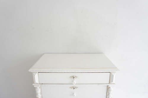 Continental chest of drawers